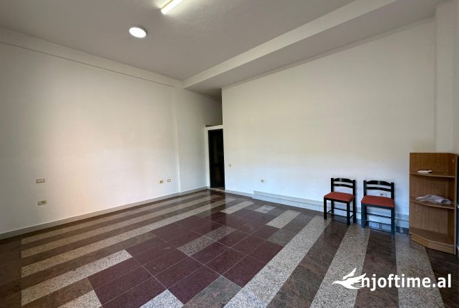 Ambiente Commerciale in Affitto 1+1 a Tirana - 250 Euro