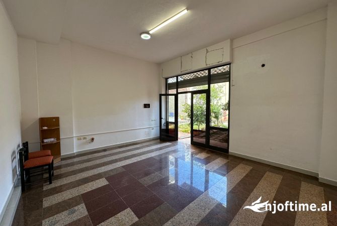 Ambiente Commerciale in Affitto 1+1 a Tirana - 250 Euro