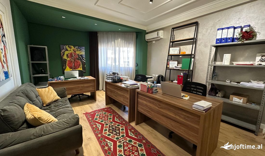 Jepet Zyre Me Qira Prane Condor Center ne Rrugen e Kavajes.