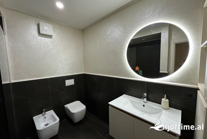 Jepet Zyre Me Qira Prane Condor Center ne Rrugen e Kavajes.