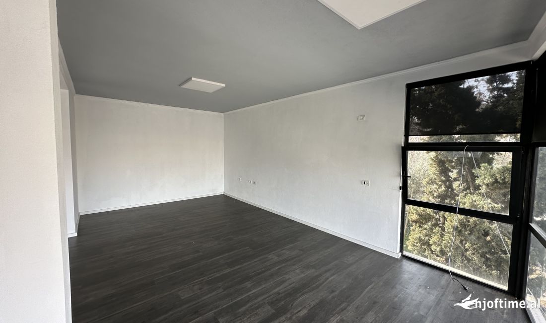 Jepet ambient komercial per qira tek Rruga e Dibres !