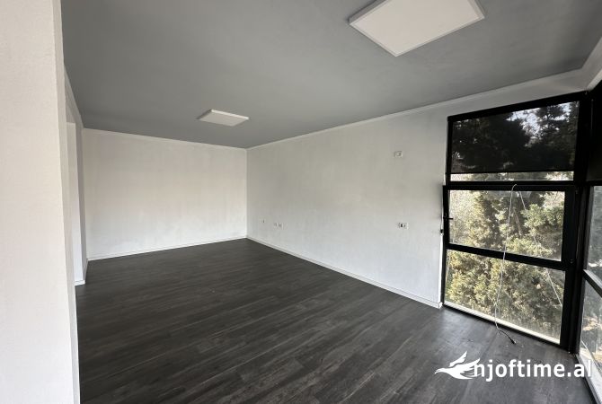 Ambiente Commerciale in Affitto 3+1 a Tirana - 1,000 Euro