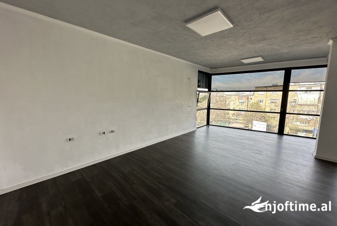 Ambiente Commerciale in Affitto 3+1 a Tirana - 1,000 Euro