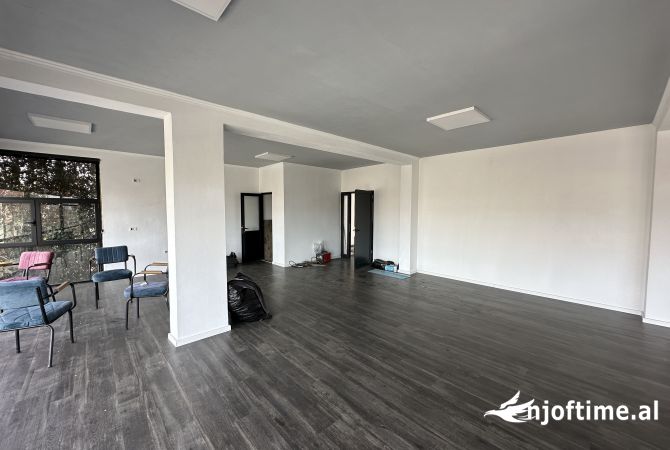 Ambiente Commerciale in Affitto 3+1 a Tirana - 1,000 Euro