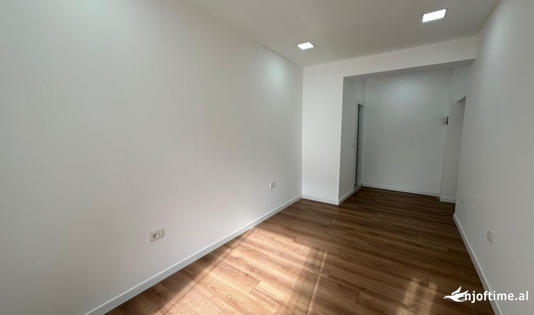 Jepet me Qira ambient komercial prane Myslym Shyrit !