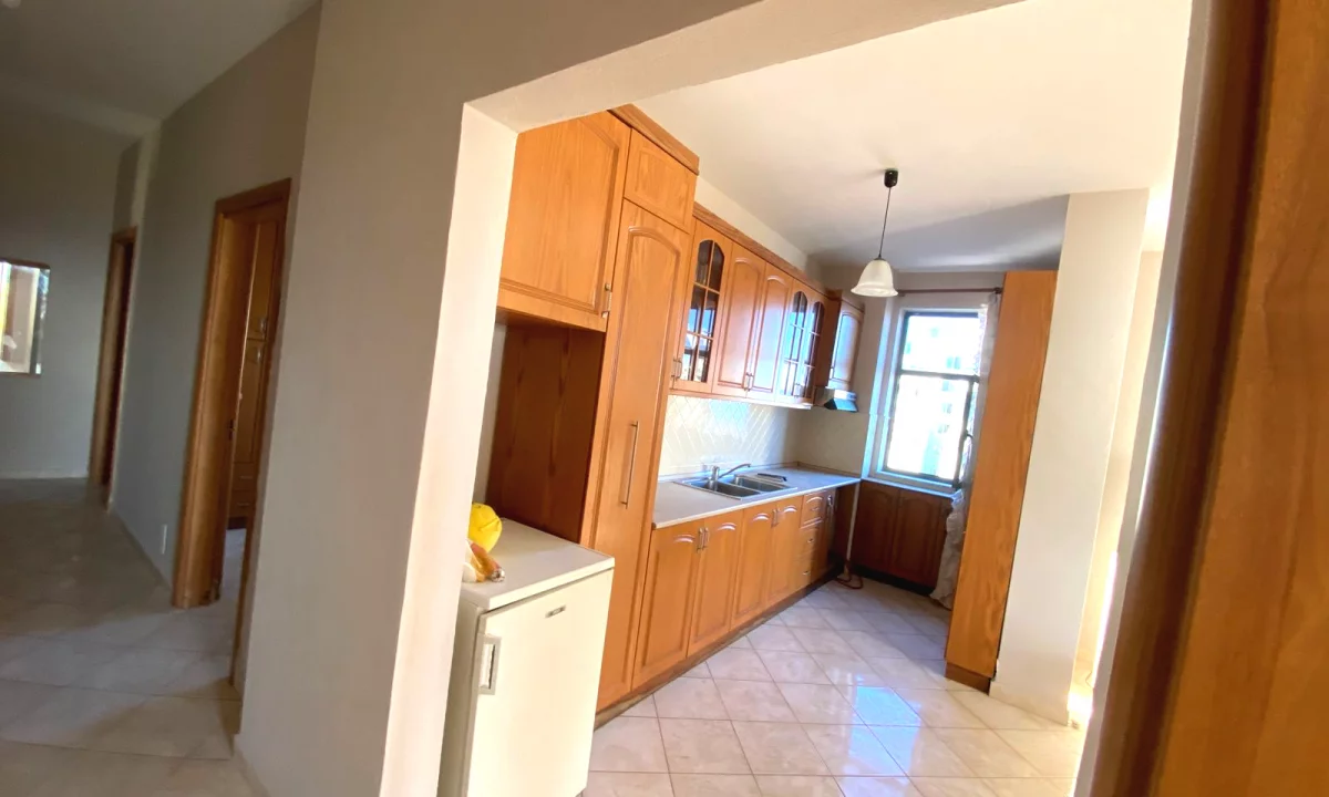 Shtepi ne shitje Apartament ne Durres, 3+1, Mobilimi Pjeserisht e mobiluar, Pagesa 160,000  Euro.