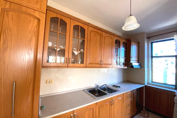 Shtepi ne shitje Apartament ne Durres, 3+1, Mobilimi Pjeserisht e mobiluar, Pagesa 160,000  Euro.