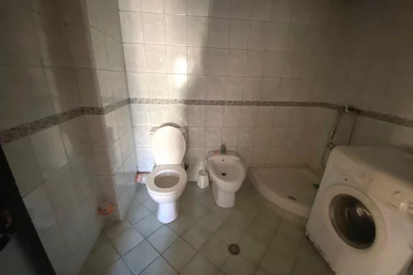 Shtepi ne shitje Apartament ne Durres, 3+1, Mobilimi Pjeserisht e mobiluar, Pagesa 160,000  Euro.