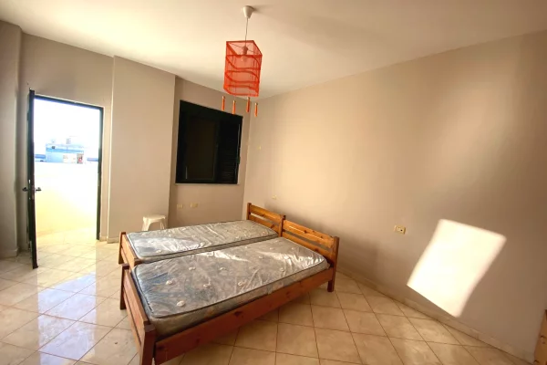 Shtepi ne shitje Apartament ne Durres, 3+1, Mobilimi Pjeserisht e mobiluar, Pagesa 160,000  Euro.