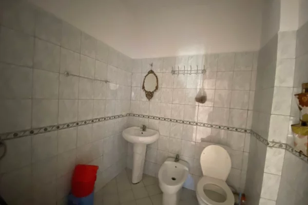 Shtepi ne shitje Apartament ne Durres, 3+1, Mobilimi Pjeserisht e mobiluar, Pagesa 160,000  Euro.
