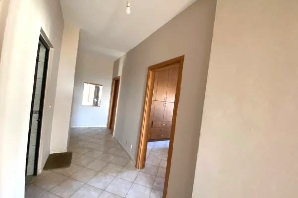 Shtepi ne shitje Apartament ne Durres, 3+1, Mobilimi Pjeserisht e mobiluar, Pagesa 160,000  Euro.