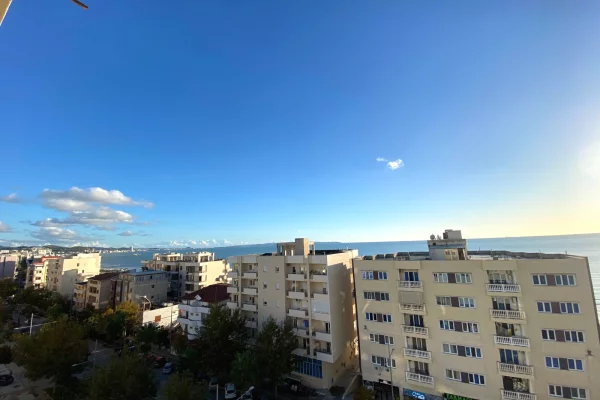 Shtepi ne shitje Apartament ne Durres, 3+1, Mobilimi Pjeserisht e mobiluar, Pagesa 160,000  Euro.