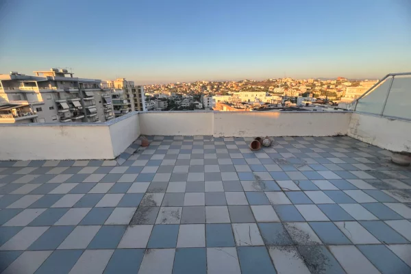 Shtepi ne shitje Penthose(kati i fundit panoramik) ne Durres, 1+1, Mobilimi Pjeserisht e mobiluar, Pagesa 180,000  Euro.