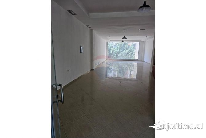 Ambiente Commerciale in Affitto 1+1 a Tirana - 800 Euro