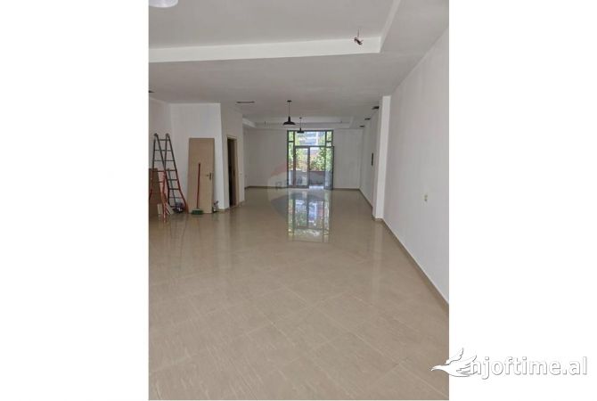 Ambiente Commerciale in Affitto 1+1 a Tirana - 800 Euro