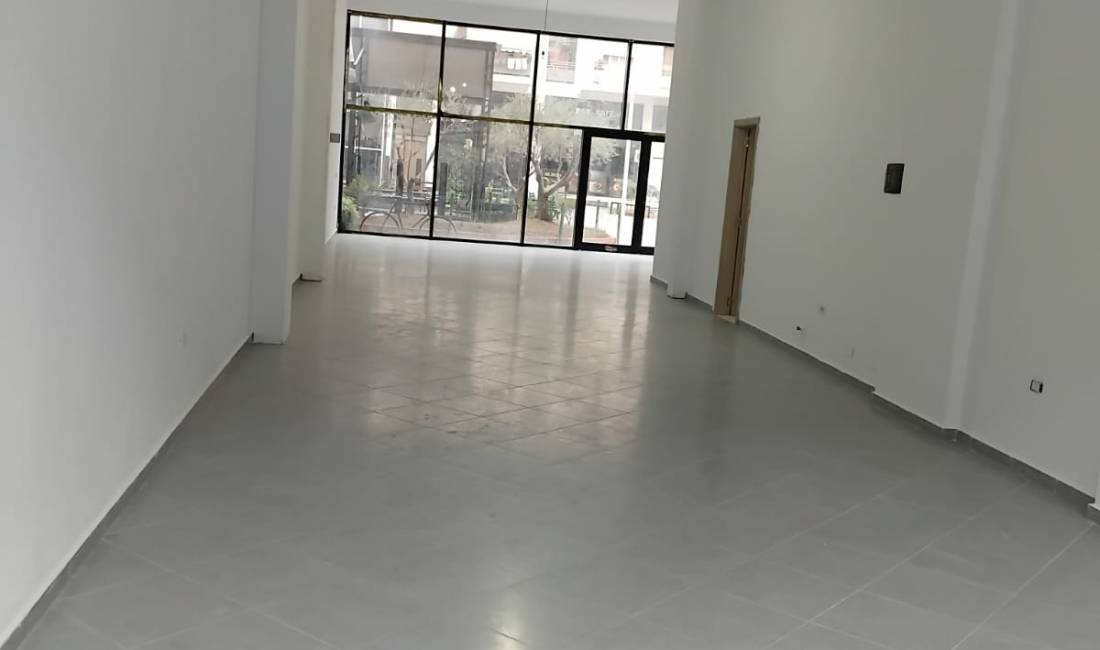 Shitet dyqan 130m2 Golden Park.