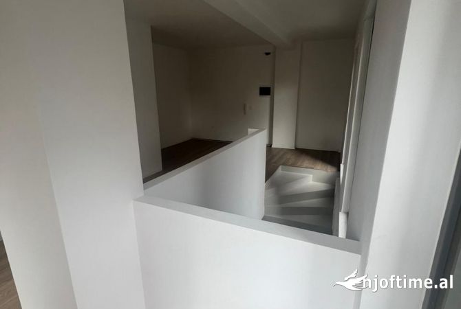 Ambiente Commerciale in Affitto 3+1 a Tirana - 2,500 Euro