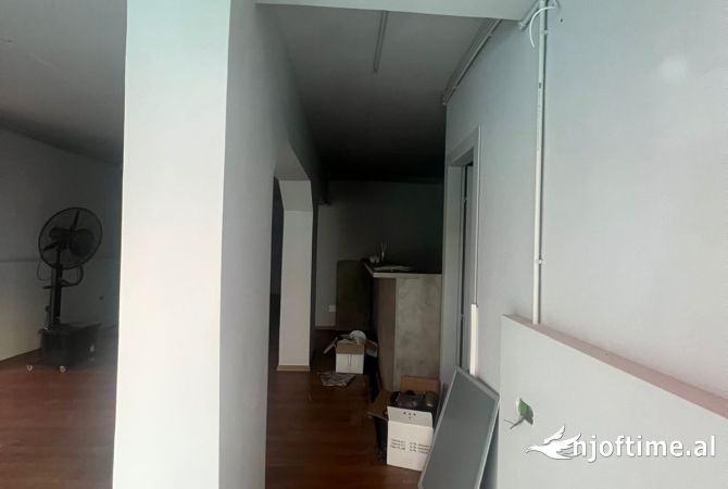 Ambiente Commerciale in Affitto 1+1 a Tirana - 1,000 Euro