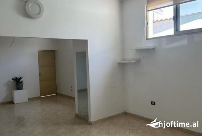 Ambiente Commerciale in Affitto 3+1 a Tirana - 70,000 Leke