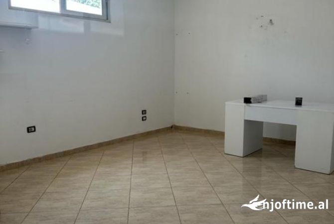 Ambiente Commerciale in Affitto 3+1 a Tirana - 70,000 Leke