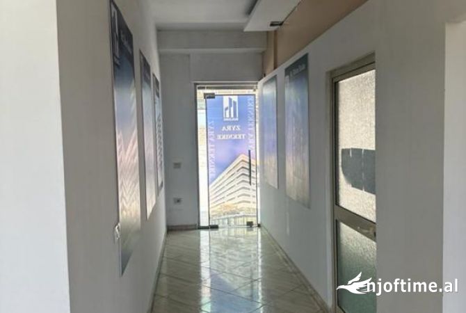 Ambiente Commerciale in Affitto 3+1 a Tirana - 70,000 Leke