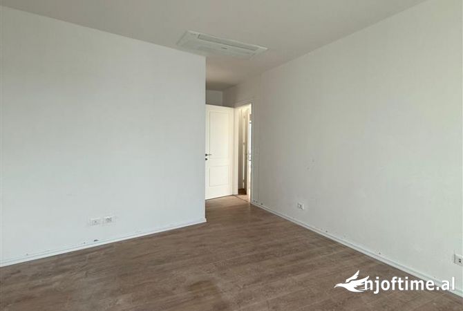 Ambiente Commerciale in Affitto 3+1 a Tirana - 2,500 Euro