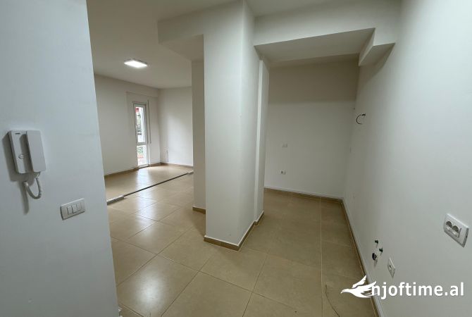 Ambiente Commerciale in Affitto 3+1 a Tirana - 950 Euro