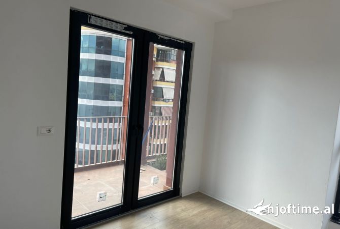 Ambiente Commerciale in Affitto 3+1 a Tirana - 850 Euro