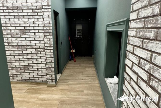 Ambiente Commerciale in Affitto 1+1 a Tirana - 2,200 Euro