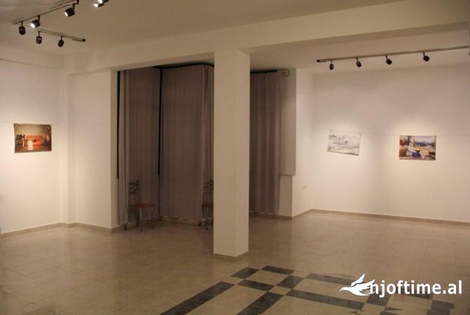 Ambiente Commerciale in Affitto 3+1 a Tirana - 500 Euro