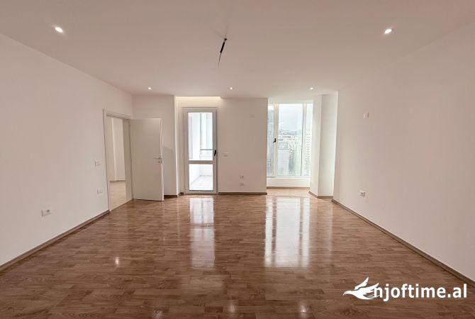 Ambiente Commerciale in Affitto 3+1 a Tirana - 1,700 Euro