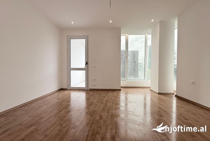 Ambiente Commerciale in Affitto 3+1 a Tirana - 1,700 Euro