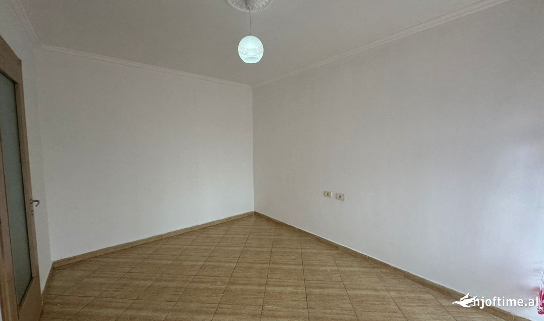 Shtepi ne shitje Apartament ne Tirane, 1+1, Mobilimi Pjeserisht e mobiluar, Pagesa 89,000  Euro.