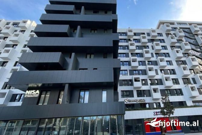 Ambiente Commerciale in Affitto 3+1 a Tirana - 12,000 Euro