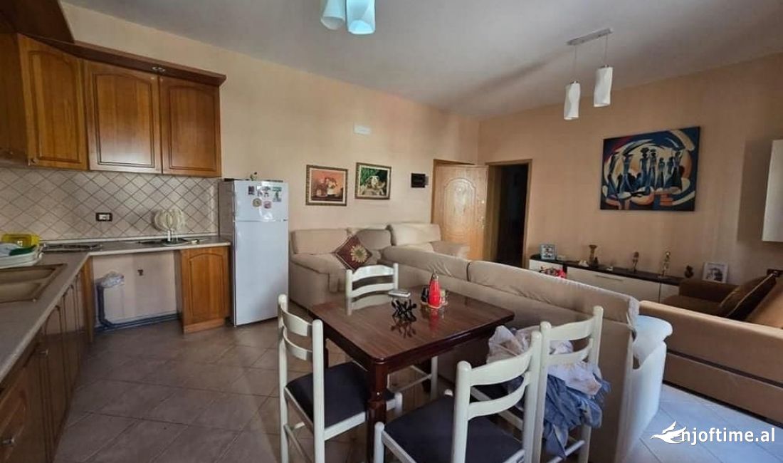 Shtepi ne shitje Apartament ne Vlore, 2+1, Mobilimi Pjeserisht e mobiluar, Pagesa 75,000  Euro.