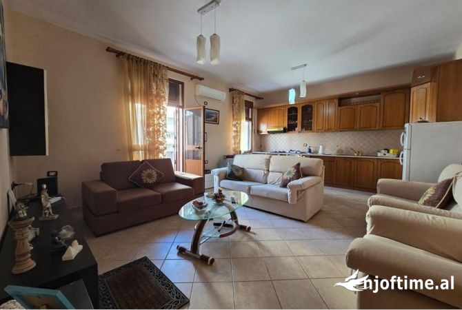 Shtepi ne shitje Apartament ne Vlore, 2+1, Mobilimi Pjeserisht e mobiluar, Pagesa 75,000  Euro.