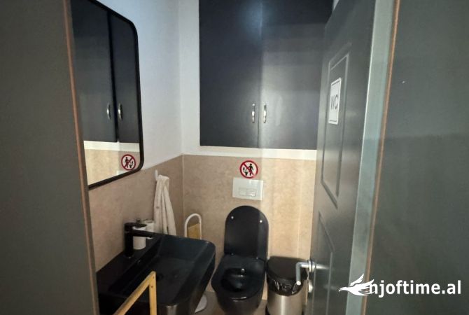 Ambiente Commerciale in Affitto 3+1 a Tirana - 1,315 Euro