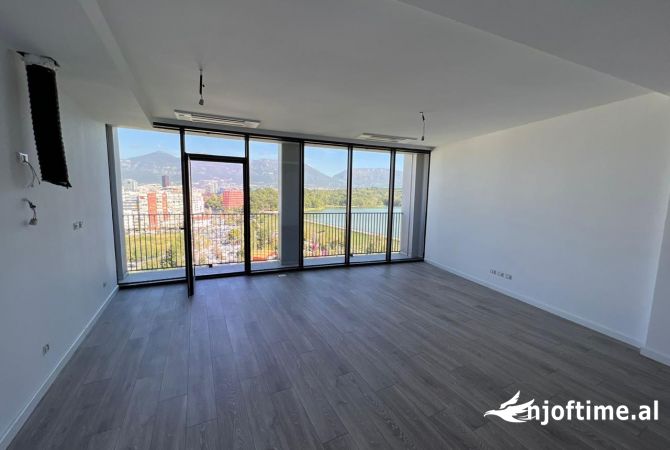 Ambiente Commerciale in Affitto 3+1 a Tirana - 1,300 Euro