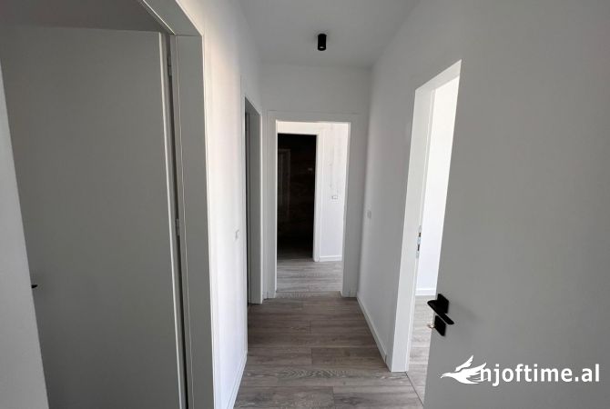 Ambiente Commerciale in Affitto 3+1 a Tirana - 1,300 Euro