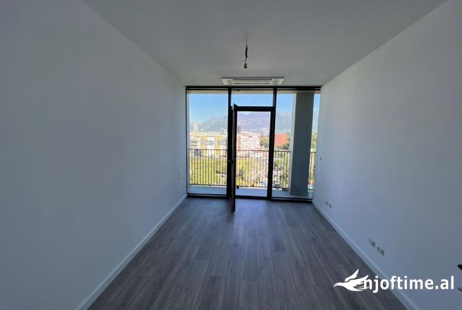 Ambiente Commerciale in Affitto 3+1 a Tirana - 1,300 Euro
