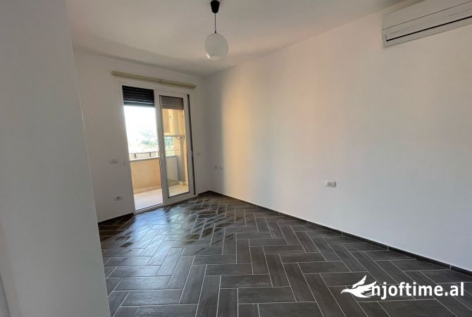 Ambiente Commerciale in Affitto 3+1 a Tirana - 900 Euro