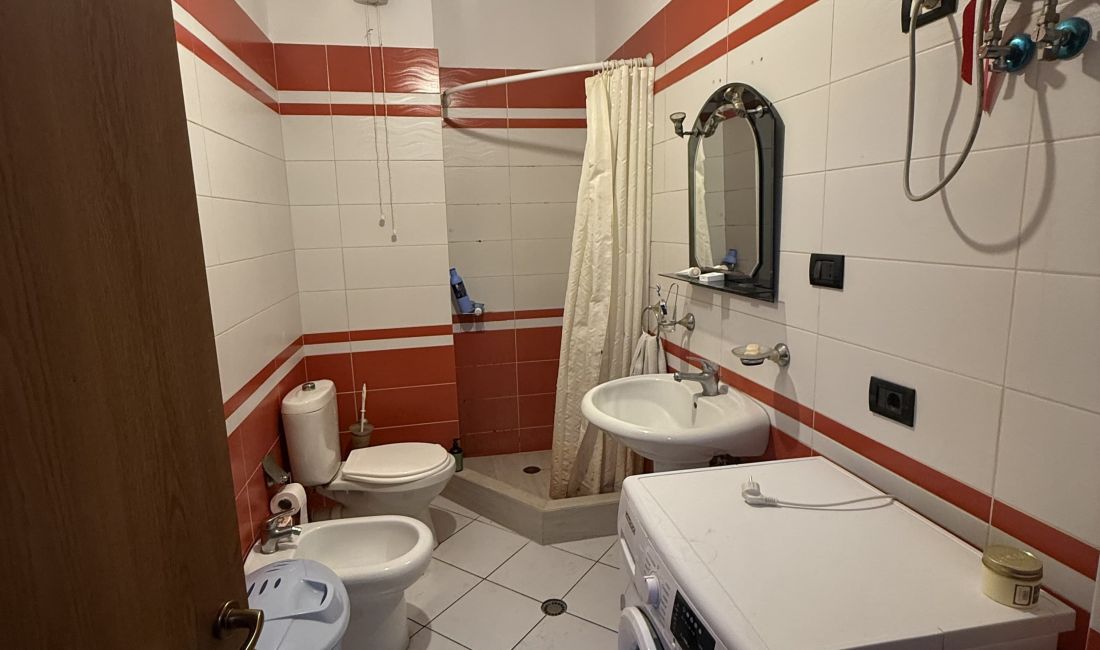 Shtepi ne shitje Apartament ne Tirane, 1+1, Mobilimi E mobiluar, Pagesa 96,000  Euro.