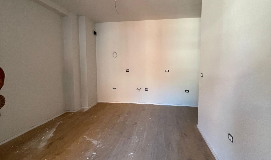 Shtepi ne shitje Apartament ne Tirane, 1+1, Mobilimi Bosh, pa mobiluar, Pagesa 96,000  Euro.