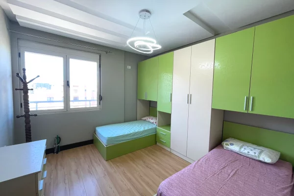 Shtepi ne shitje Apartament ne Tirane, 2+1, Mobilimi E mobiluar, Pagesa 157,000  Euro.