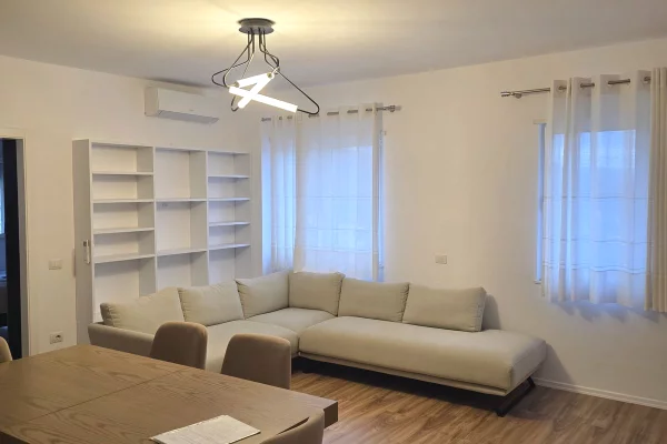 Shtepi ne shitje Apartament ne Tirane, 3+1, Mobilimi E mobiluar, Pagesa 141,000  Euro.