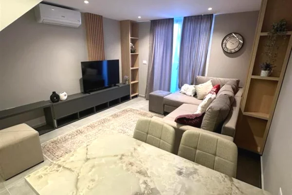 Shtepi ne shitje Duplex(shtepi me 2 kate) ne Tirane, 1+1, Mobilimi E mobiluar, Pagesa 119,000  Euro.