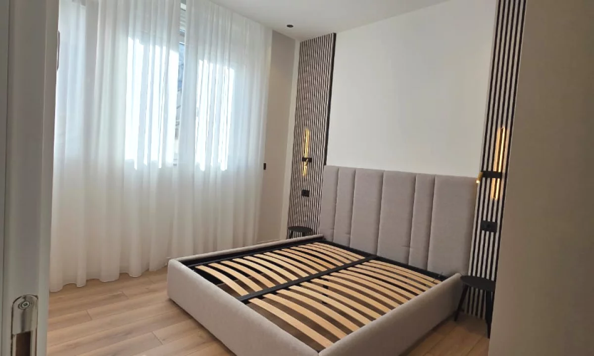 Shtepi ne shitje Apartament ne Tirane, 1+1, Mobilimi E mobiluar, Pagesa 122,000  Euro.