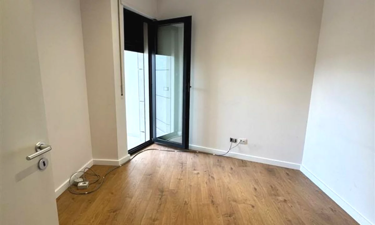 AMBIENT BIZNESI ME QIRA PRANE BULEVARDI ZOGU PARE , QENDER , KONTAKTO VETEM NE WHATSAPP 