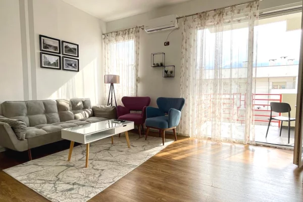 Shtepi me qera Apartament ne Tirane, 1+1, Mobilimi E mobiluar, Pagesa 699  Euro.