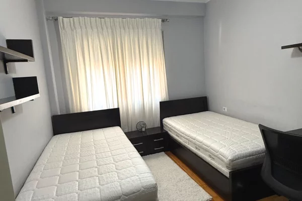 Shtepi ne shitje Apartament ne Tirane, 1+1, Mobilimi E mobiluar, Pagesa 170,000  Euro.